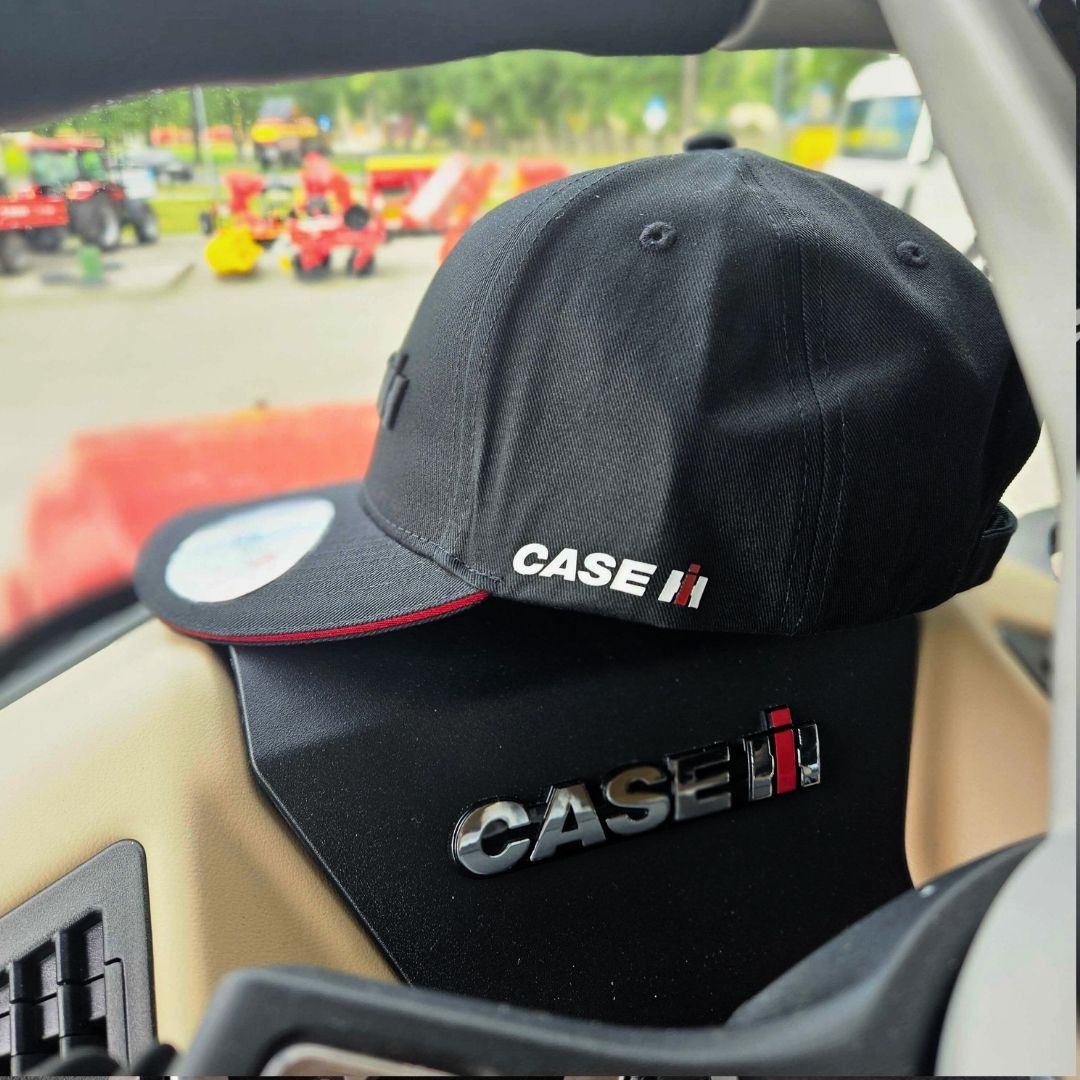 Czapka z czarnym haftem 3D - obrazek 2