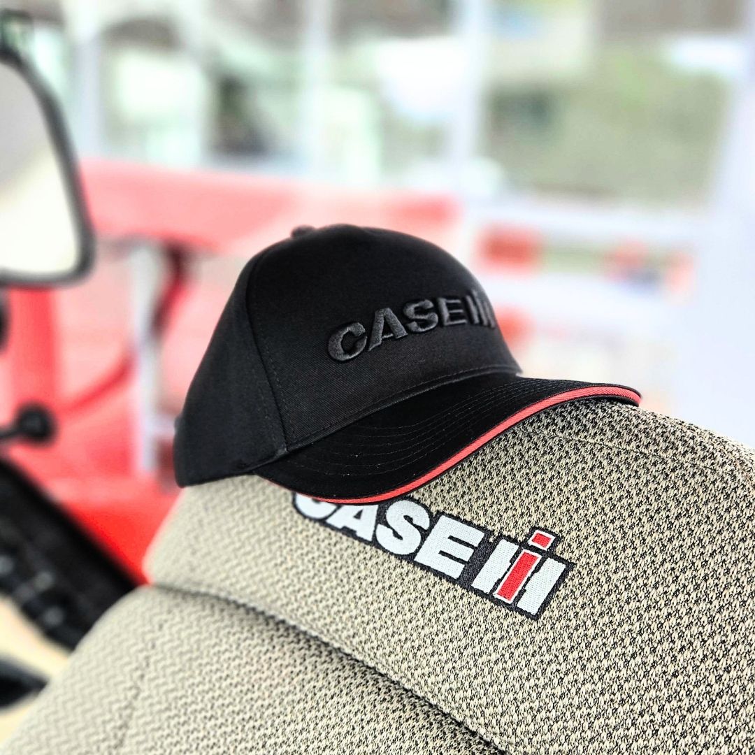 Czapka z czarnym haftem 3D - obrazek 3