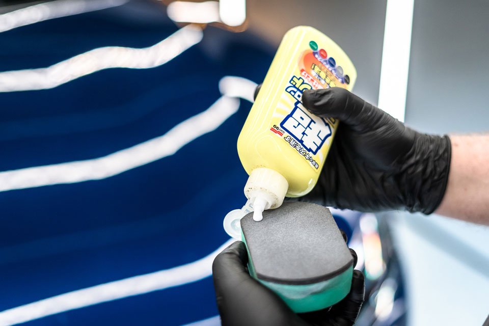 Soft99 micro liquid compound dark & black do usuwania zacieków po wodzie ciemne lakiery 250ml gąbka gratis - obrazek 5