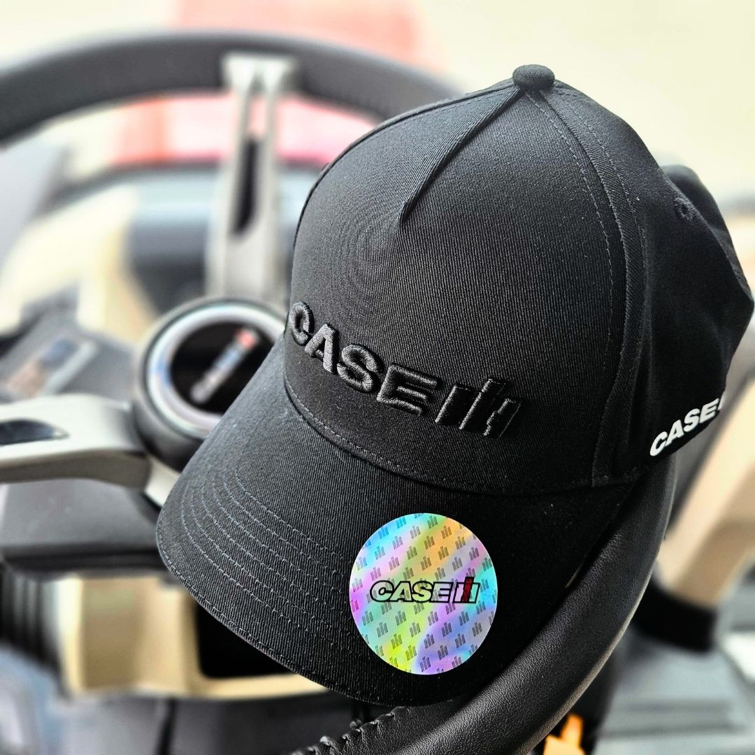 Czapka z czarnym haftem 3D - obrazek 4