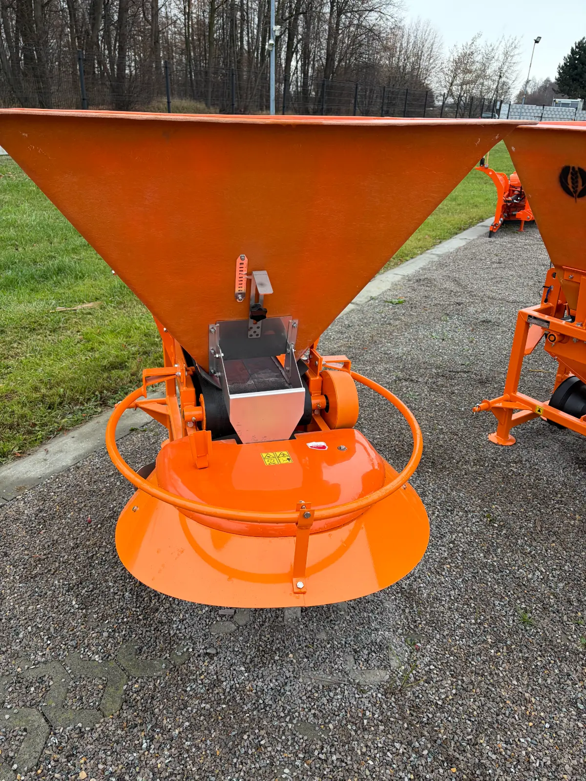 Posypywarka komunalna Motyl 400L do soli i piasku - obrazek 9