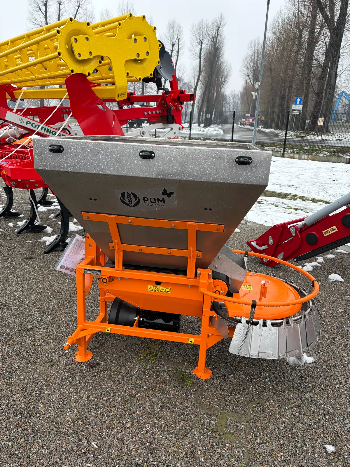 Posypywarka komunalna Motyl 600L do soli i piasku przystawka komunalna blacha kwasoodporna - obrazek 2