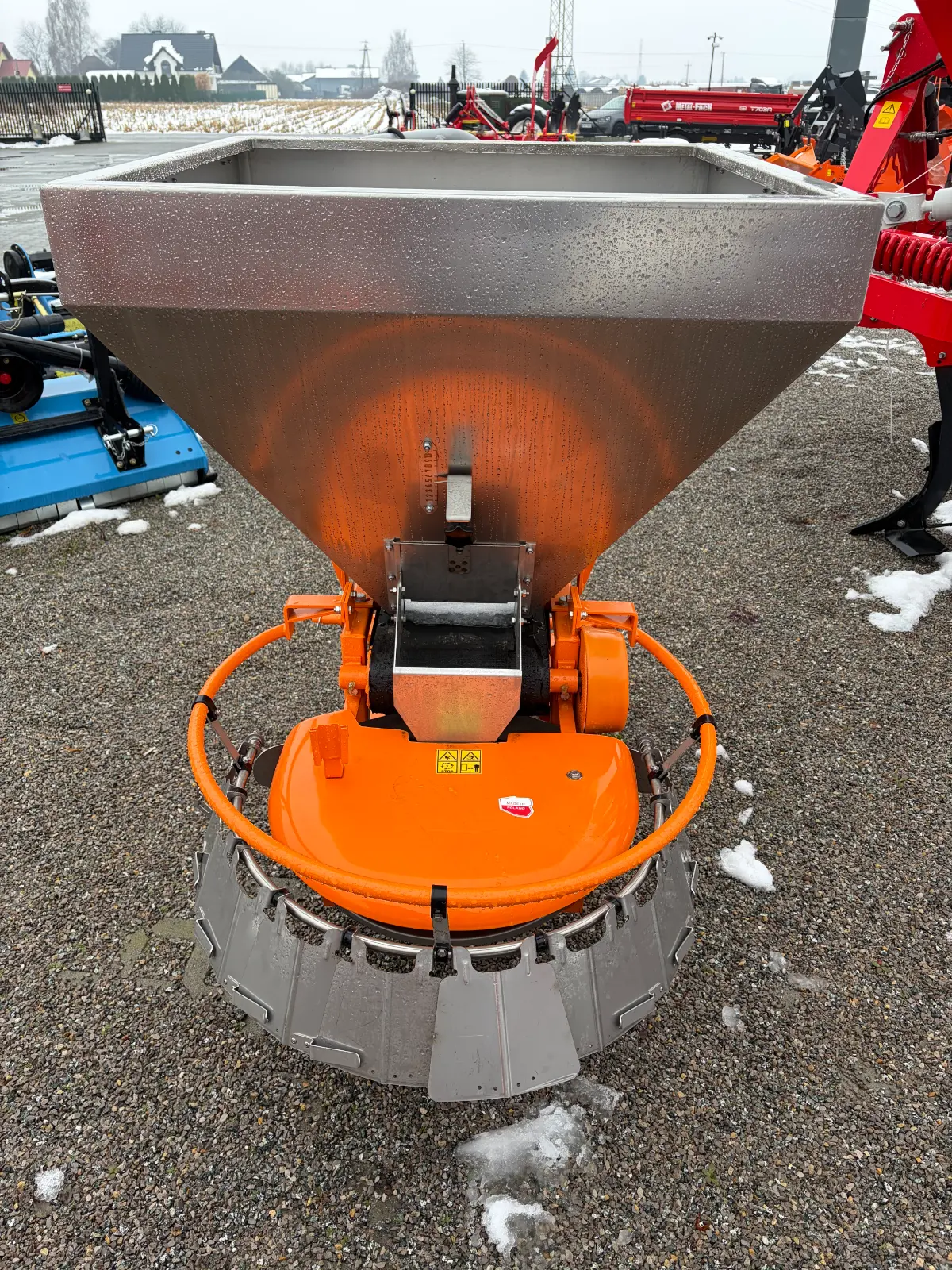 Posypywarka komunalna Motyl 600L do soli i piasku przystawka komunalna blacha kwasoodporna - obrazek 3