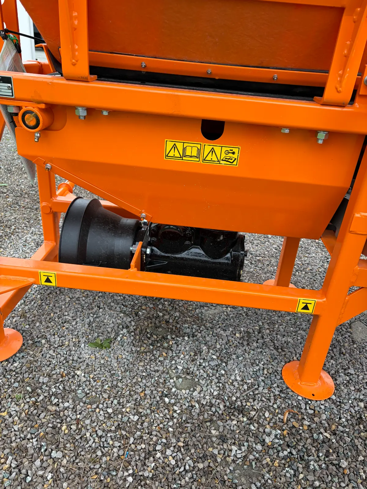 Posypywarka komunalna Motyl 400L do soli i piasku - obrazek 2