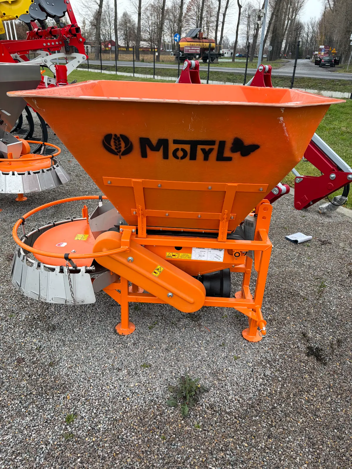 Posypywarka komunalna Motyl 400L do soli i piasku przystawka komunalna - obrazek 5